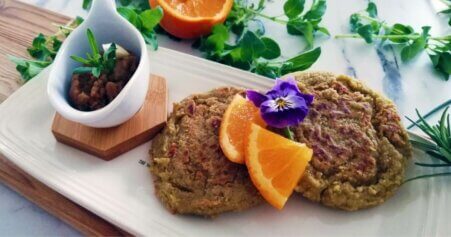 Knuspriges Haferflocken-Pfannenbrot mit Sesamaufstrich