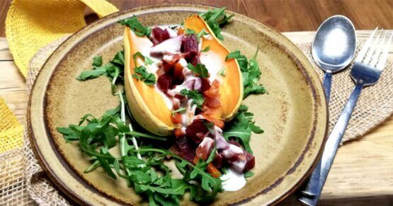 Rote Bete-Gemüse auf gebackener Süßkartoffel