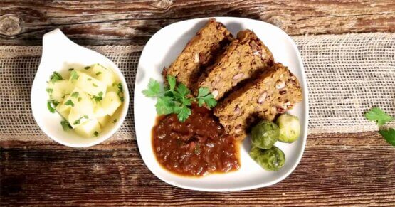 Veganer Hackbraten mit Kartoffeln, Rosenkohl und Soße