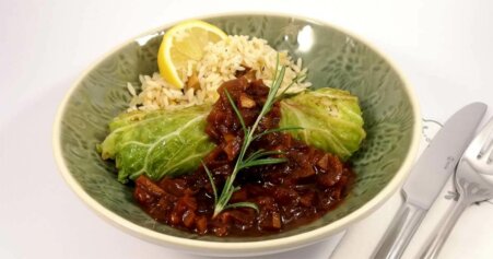 Wirsingrouladen mit Tofu-Reis-Füllung und Bratensoße