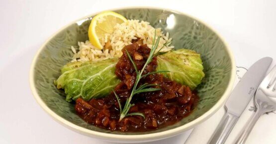 Wirsingrouladen mit Tofu-Reis-Füllung und Bratensoße