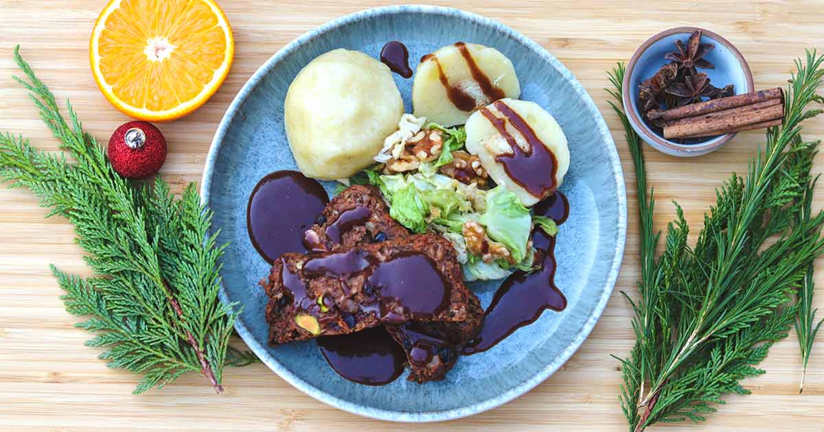 Rezept: Veganer Linsenbraten mit Wirsing, Bratensoße und Kartoffelklößen