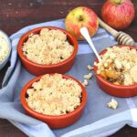 Veganer Apple Crumble mit Mandeln - warmer Genuss für kalte Tage