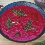 Rote Bete Suppe mit Datteln und veganem Schmand