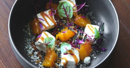 Veganes Mandelparfait mit Orange und Karamellsoße