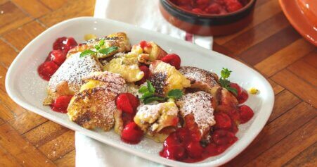 Veganer Kaiserschmarren mit heißen Himbeeren
