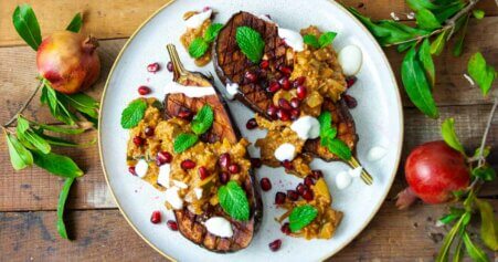 Gebackene Aubergine mit Quinoa und Granatapfel