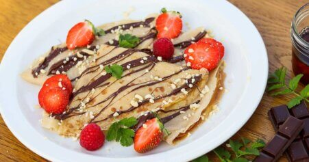 Vegane Crêpes mit frischen Beeren und Schokosoße