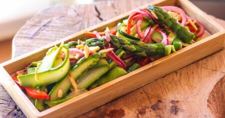 Frischer Spargelsalat mit Paprika und Mandeln