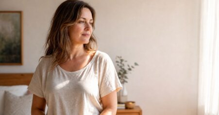 Hände halten ein weiches Maßband – Körperfettanteil messen als Zeichen für bewusstes Körperbewusstsein.