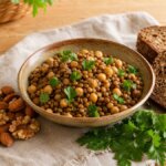 Stillleben mit Hülsenfrüchten, Nüssen und Vollkornprodukten auf Holzuntergrund – natürliche Lebensmittel gegen ständigen Hunger.
