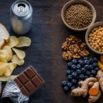 Stillleben mit ultra-verarbeiteten Lebensmitteln links und entzündungshemmender Vollwertkost rechts – westliche Ernährung und Entzündung im direkten Vergleich.