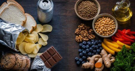 Stillleben mit ultra-verarbeiteten Lebensmitteln links und entzündungshemmender Vollwertkost rechts – westliche Ernährung und Entzündung im direkten Vergleich.