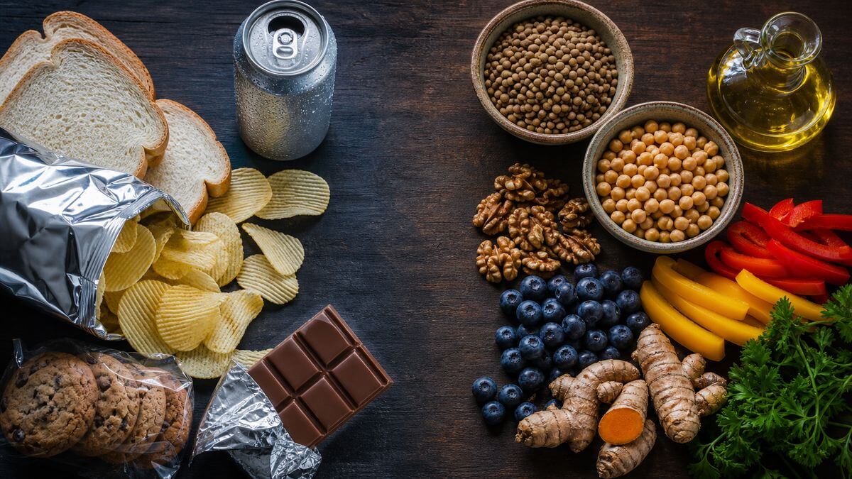 Stillleben mit ultra-verarbeiteten Lebensmitteln links und entzündungshemmender Vollwertkost rechts – westliche Ernährung und Entzündung im direkten Vergleich.